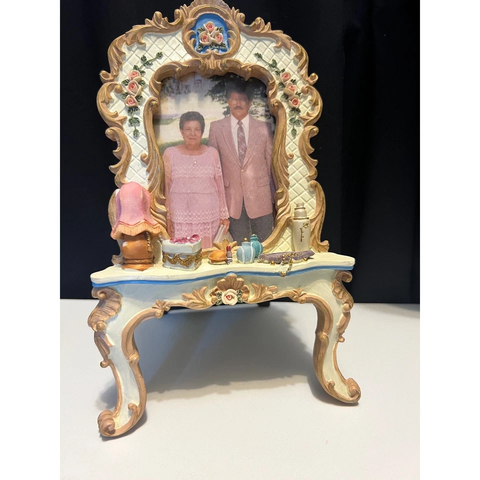 Mesa de tocador adornada marco de fotos resina acento floral decoración del hogar vintage Foto 1 de 4