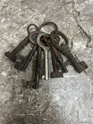 Lote de 8 Llaves Esqueleto Vintage Antiguas Medianas Ornamentadas Latón o Metal Foto 1 de 4