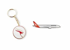 SET OF 2 QANTAS AUSTRALIA RETRO ROUND KEYRING & BOEING B787 PLANE PIN BADGE - Picture 1 of 1