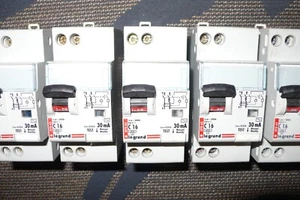 DISJONCTEUR DIFFERENTIEL 16A 30mA TYPE AC. LEGRAND 16 AMPERES PC.6KA. - Imagen 1 de 8