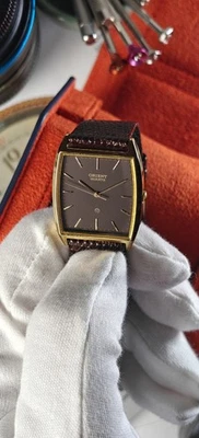 Reloj de cuarzo Orient vintage caja tono dorado esfera raíz cerveza correa original funcionando Foto 1 de 4