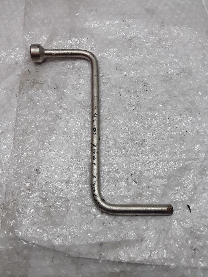 Manija de llave de tuerca de neumático de repuesto 1995 BMW 740i Z-79P Foto 1 de 2