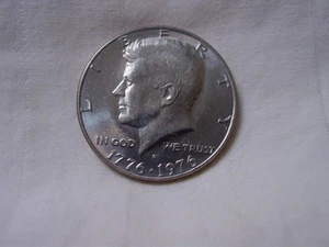 1976 D Kennedy Half Dollar aus einer BU Bankrolle. Schöne Münze! Kostenloser Versand - Bild 1 von 4