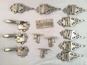 Antiguo paquete de herrajes para caja de hielo ideal 7 bisagras ornamentadas 3 manijas cerradura placa de nombre - Imagen 1 de 7