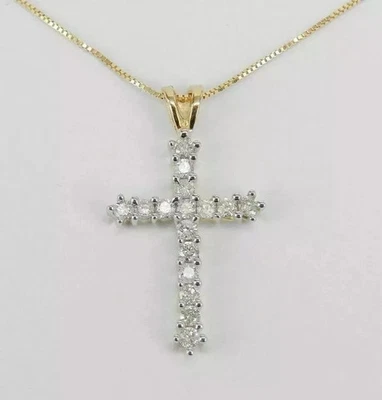 Colgante con dije de cruz de moissanita blanca de corte redondo de 2 quilates enchapado en oro amarillo de 14 quilates Foto 1 de 4