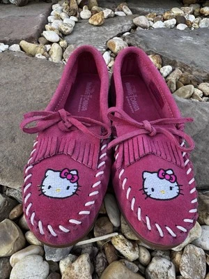 Mocassins Minnetonka Hello Kitty bordados meninas crianças tamanho 4 - Imagem 1 de 4