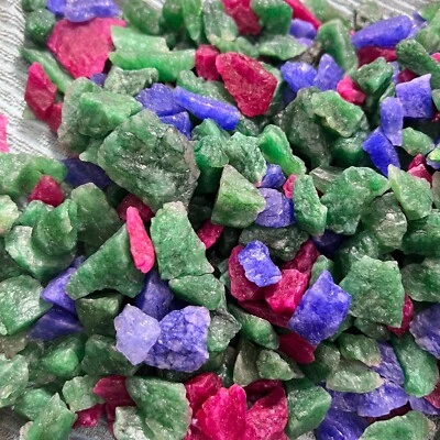Piedras ásperas naturales de 350 quilates de colores mezclados: rubí, esmeralda y zafiro piedras preciosas sueltas Foto 1 de 4
