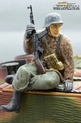 LICMAS-TANK Figur 1/16 Soldat WW2 Erbsentarn deutscher Tank Rider StG 44 Wehrmacht F1021