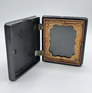 Antique Floral Gutta Percha Photo Frame Case, Tin Type Picture Case, Scovill MFG - Picture 1 of 16