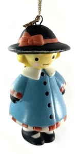 "Adorno de Navidad de porcelana niña azul vestido abrigo sombrero negro 2""" - Imagen 1 de 6