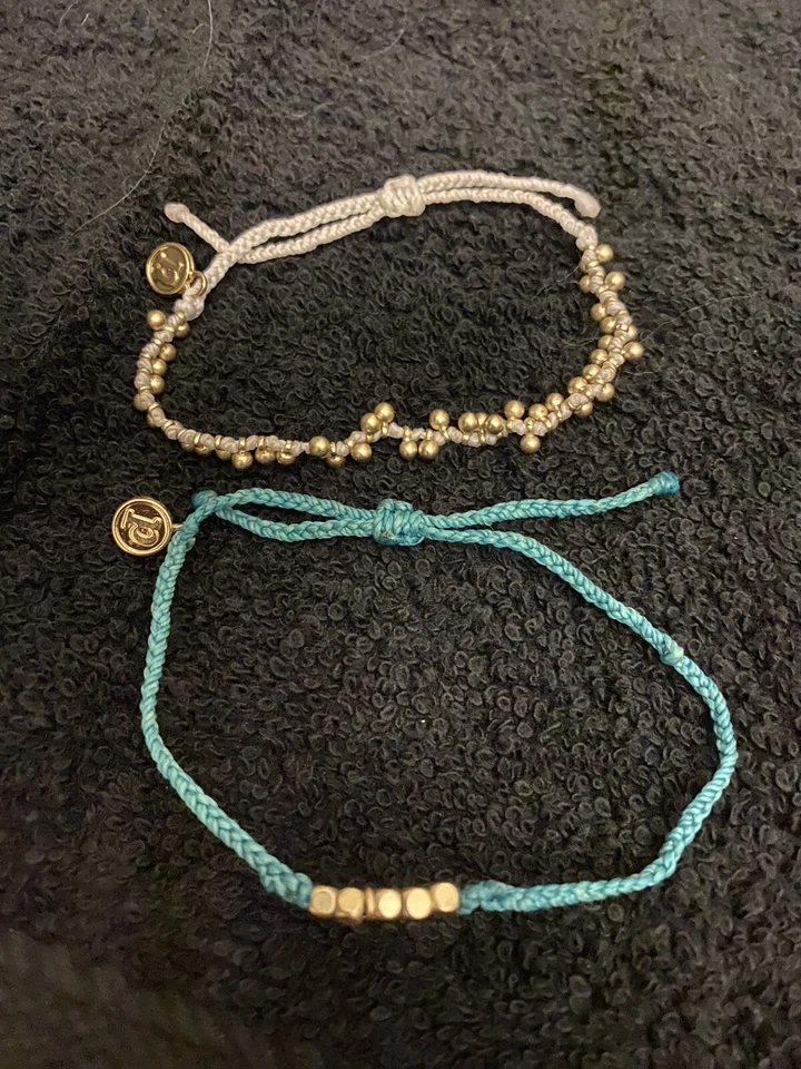 Лот - 2 Браслеты Pura Vida, бирюзовые и серые шнуры с золотыми бусинами и подвеской - Изображение 1 из 1