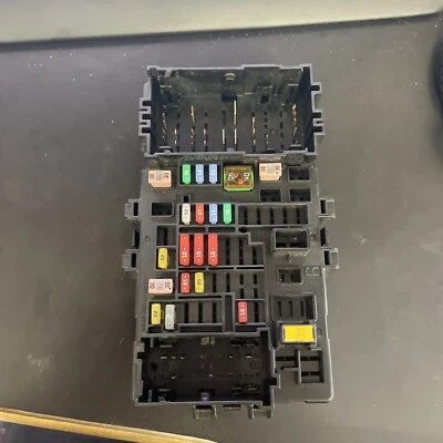 GMC Yukon Denali XL 1500 2017 cabina caja de fusibles OEM 84114433 interior del tablero Foto 1 de 4