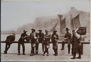 1970's VINTAGE POSTCARD FRANK MEADOW SUTCLIFFE WHITBY FISHERMEN HARBOUR RAIL - Picture 1 of 2