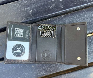Cartera con llavero Leatherboss para hombre - 6 ranuras para llaves, estuche de cuero marrón oscuro - Imagen 1 de 7
