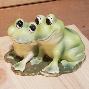 Porcelana Josef Originals 2 Ranas Verdes Sentadas Sonriendo Juntas - Granero Elegante - Imagen 1 de 12