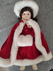 Holiday Moments - Genuine Porcelain Doll, Porzellanpuppe mit rotem Wintermantel - Bild 1 von 9