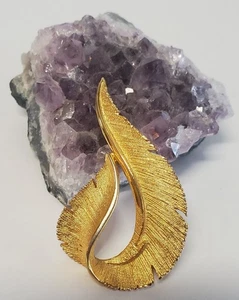 Broche de Colección Sarah Coventry Pin Pluma Dorada Cepillada Forma de Lágrima Firmado Espalda - Imagen 1 de 10