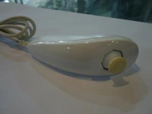 GENUINE NINTENDO NUNCHUCK WII REMOTE ACCESSORY (RVL-004) WHITE - AU STOCK ! - Bild 1 von 11