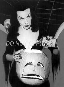 Retro Halloween Pin-Up 8x10 Photo – Sexy Vintage Poster Art - Picture 1 of 1