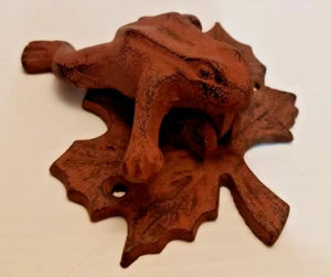 Golpeador de puerta de rana en hoja de hierro fundido dos orificios de montaje con centros de 3 1/8" - Imagen 1 de 12