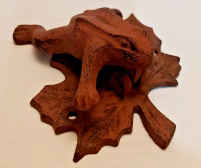 Golpeador de puerta de rana en hoja de hierro fundido dos orificios de montaje con centros de 3 1/8" Foto 1 de 4