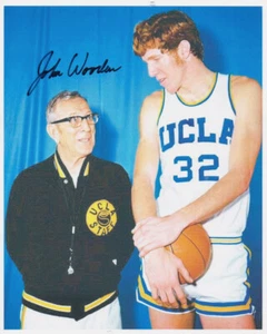 JOHN LEGNO firmato UCLA BRUINS 8x10 COLORE ARMADIO con coa BILL WALTON CIRCA 1973 - Foto 1 di 1