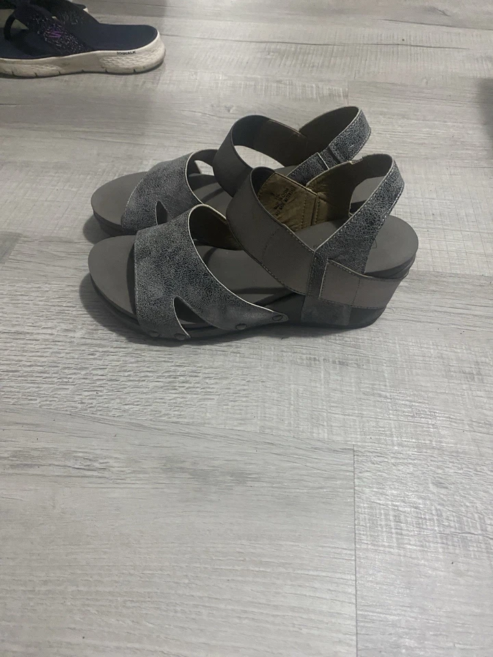 Women's Size 8 Open Toe Heel Floral Slingback Sandals with Chunky Block Heel - Image 1 of 1