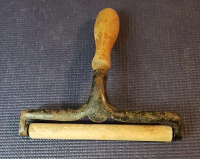 B&J Ideal Chicago印花手压辊古董铁木手柄 — 第 1/4 张图片