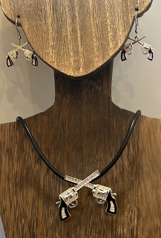 Conjunto de Brincos Montana Silversmiths Pistolas Cruzadas Corda de Couro 16”+3 Ex - Imagem 1 de 4