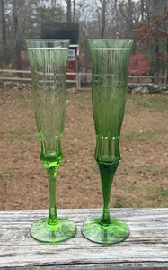 Par de flautas de tostado de champán de vidrio artístico de corte verde de 10 pulgadas de alto - Imagen 1 de 6