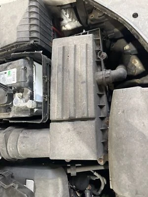 Used Air Cleaner Assembly fits: 2010 Volkswagen Passat 2.0L gasoline engine ID C - Imagem 1 de 4