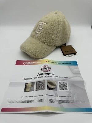 Gorra de béisbol BURBERRY con motivo de monograma de piel de oveja blanca talla pequeña (precio de venta sugerido por el fabricante $830) Foto 1 de 4