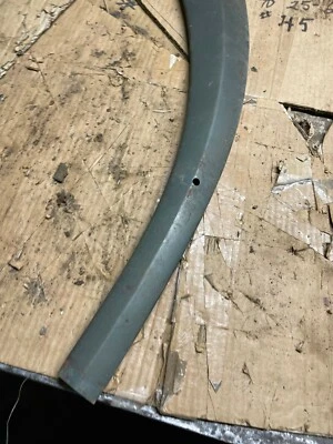 1953 Ford Crestline 2-door HT above DS rear side glass, top garnish molding Foto 1 de 3