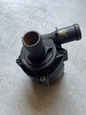 Volkswagen Golf VII 2016 bomba de agua 2 5Q0 965 567 J Foto 1 de 4