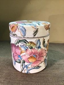 "Bote decorativo de porcelana pintado a mano en relieve con tapa a juego" - Imagen 1 de 4