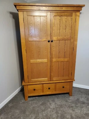 Bedroom. suite Oak Calif King sleigh bed, cab, 3dr base, dresser, bedside stand - Image 1 of 4