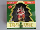 Ornement de Noël 1990 Trim A Tree Collection Coca Cola Père Noël sur un tabouret 1947