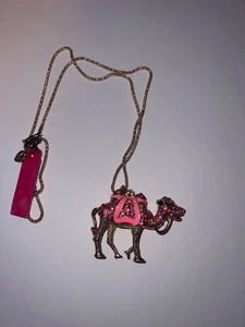 NUOVO BETSEY JOHNSON CAMMELLO CON CIONDOLO NASTRO ROSA CON CATENA COLLANA - Foto 1 di 1