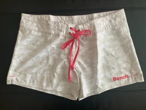 PANTALONES CORTOS DE MUJER PIX LOW RISE Bench blancos precio de venta sugerido por el fabricante £25 (selección de diferentes tallas) - Imagen 1 de 2