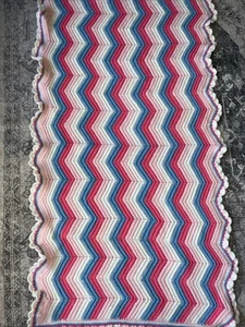 Manta bebé bebé rosa, azul, blanco hecho a mano borde festoneado - Imagen 1 de 7