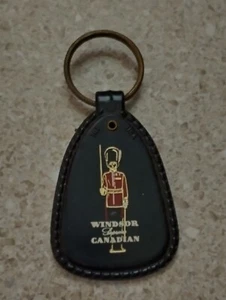 Vintage WINDSOR CANADIAN Whiskey Schlüsselanhänger mit Queen's Guard Logo - Bild 1 von 2