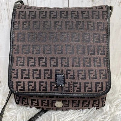 Auténtico bolso de hombro FENDI Zucchino con logotipo negro Foto 1 de 4