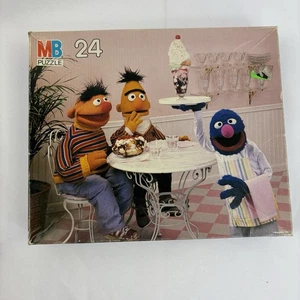 Vintage Sesamstraße Cafe Puzzle 24 Teile BERT & ERNIE MB 4670-10 - Bild 1 von 4