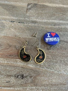 Lotto orecchini + borchie + bottone musica country vintage anni '80 freccette cagna - Foto 1 di 7