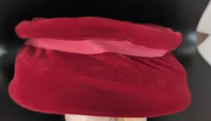 Vintage Debette New York Pillbox Style roter Samthut mit rotem Bandbesatz Gr. 22 - Bild 1 von 5