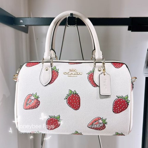 Borsa a tracolla Coach Rowan nuova con etichetta con stampa fragola CAL63