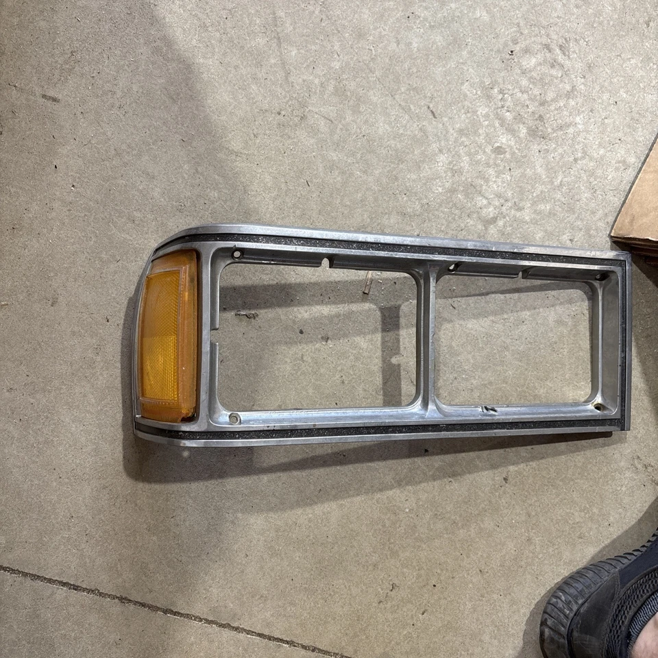 Olds 88 1976 Custom Cruiser Head Light Bisel diestro Borde Ochenta y ocho OEM 551760 76 Foto 1 de 4