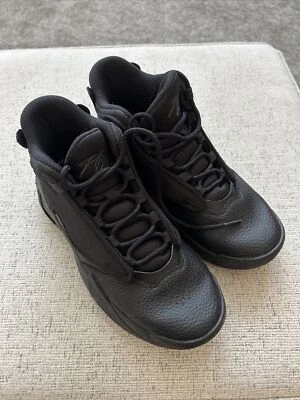 Baloncesto Air Jordan Flight Talla 6 Y Max Aura 4 DQ8404-001 Cuero Negro - Usado en Excelente Condición Foto 1 de 4