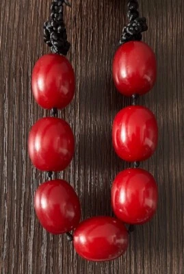 Cuentas gruesas ovaladas rojas cereza (¿vidrio?) Collar sobre cordón negro trenzado Foto 1 de 4