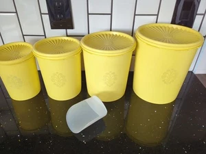 VINTAGE TUPPERWARE VERSCHACHTELT GELB ERNTE GOLD VORRATSBEHÄLTER MIT LÖFFEL - Bild 1 von 8